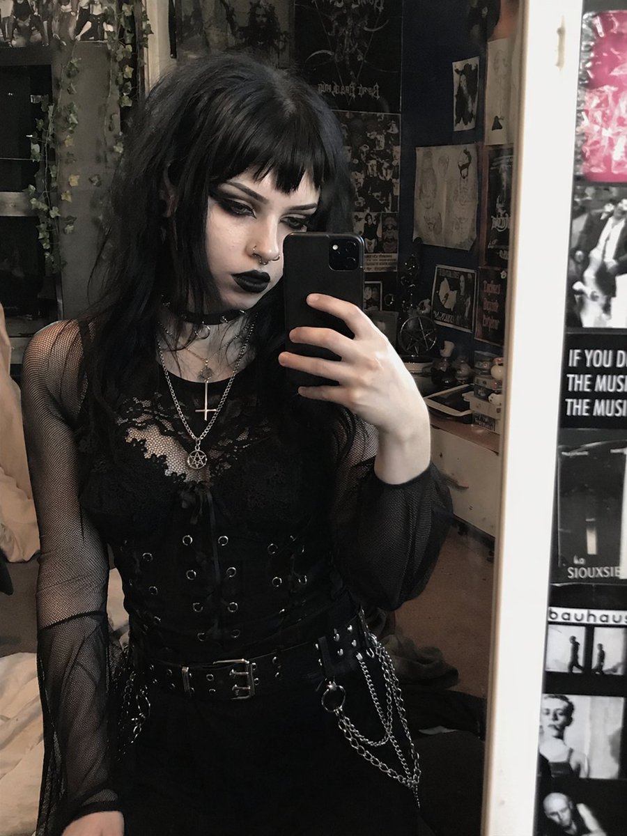 产品视觉 GPT Image 2 提示词：Goth Style Transformation