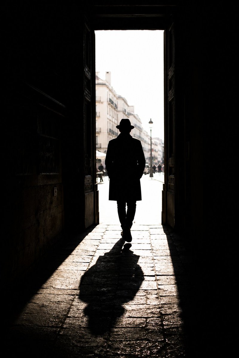 故事绘本 GPT Image 2 提示词：High Contrast Urban Silhouette