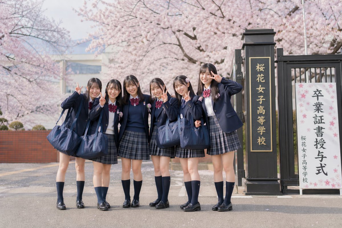 产品视觉 GPT Image 2 提示词：Japanese Graduation Photo Under Sakura
