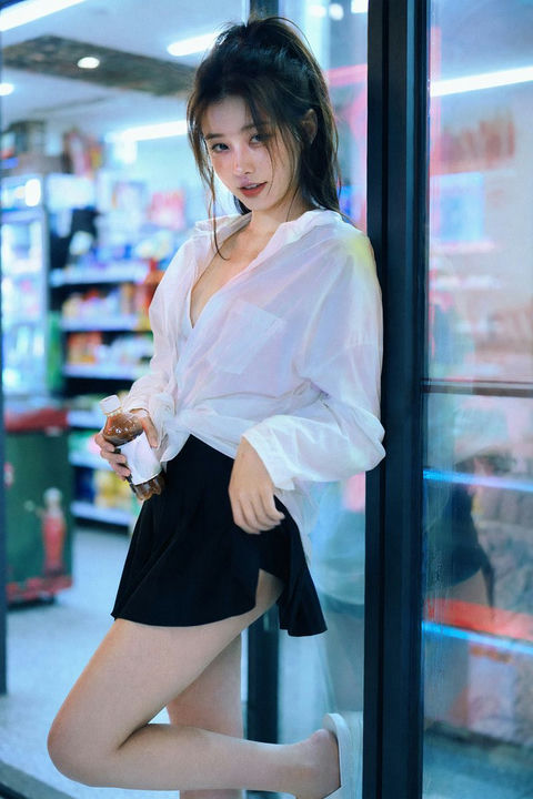 信息图 GPT Image 2 提示词：深夜便利店里的性感霓虹少女