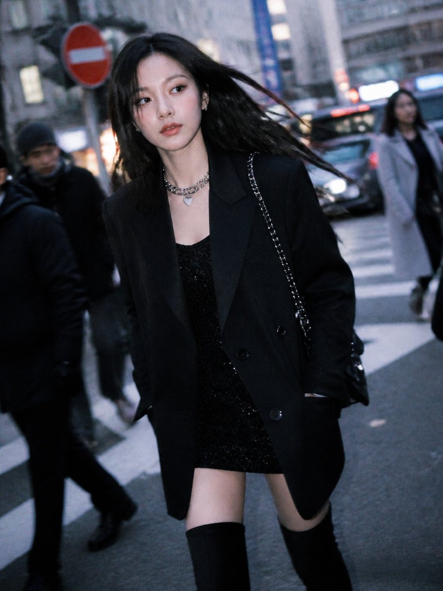 产品视觉 GPT Image 2 提示词：Moody Black Outfit Street Style