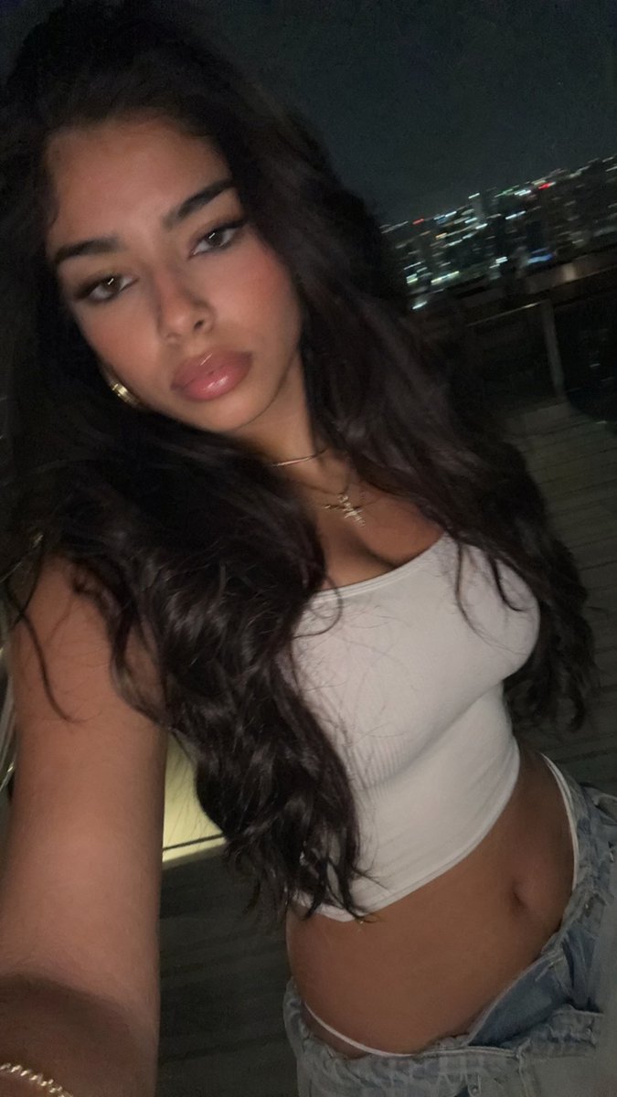 角色设定 GPT Image 2 提示词：Night Balcony Flash Selfie