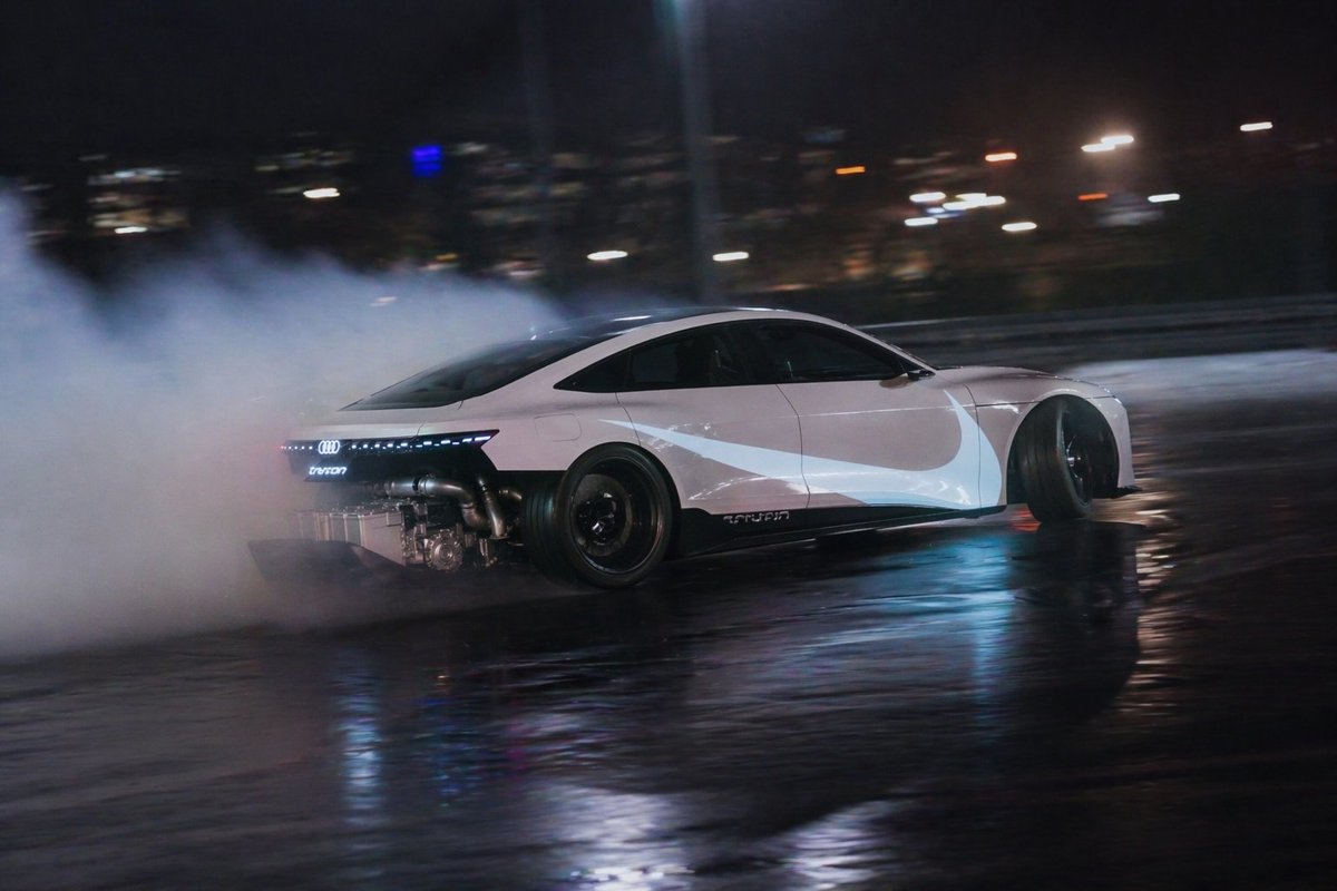 产品视觉 GPT Image 2 提示词：Night Drift Futuristic Sports Sedan