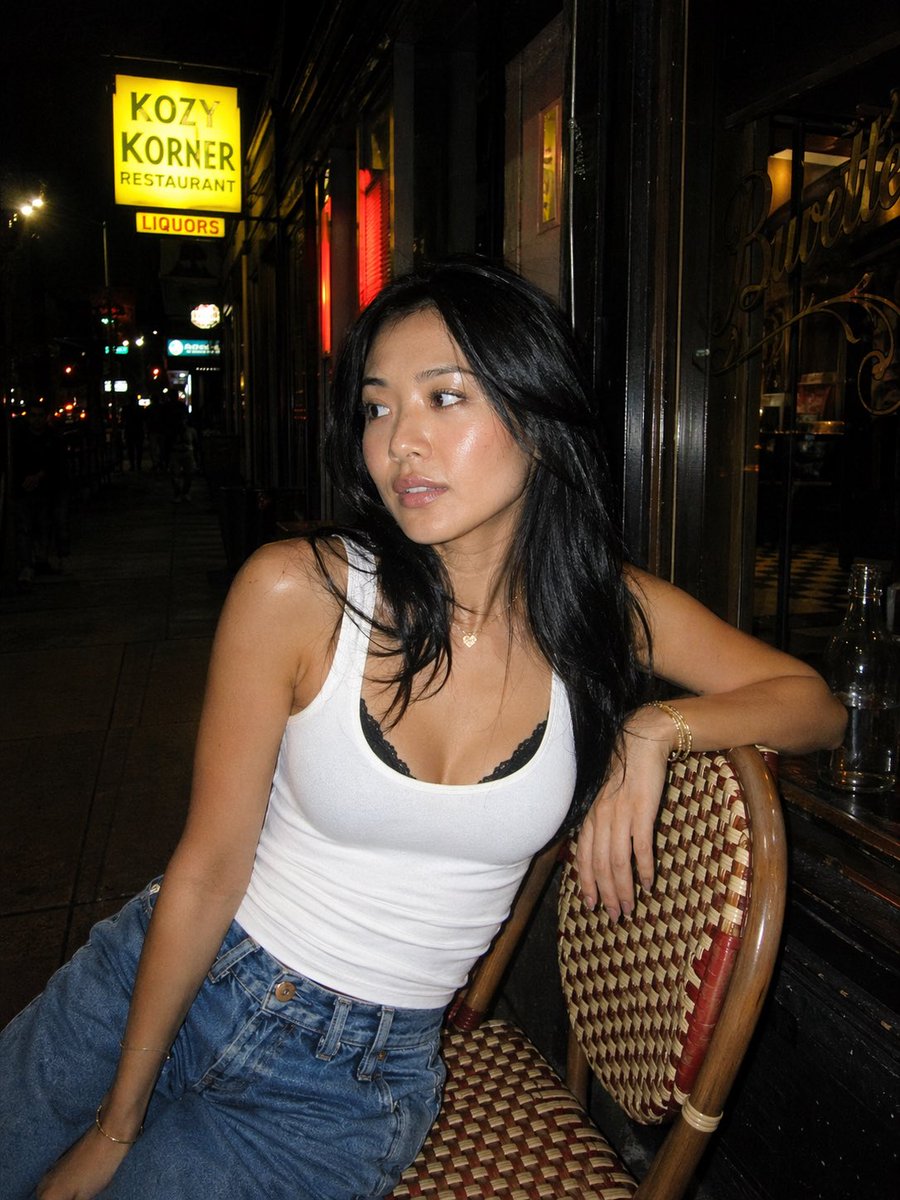 角色设定 GPT Image 2 提示词：Night Flash Portrait Outside Restaurant