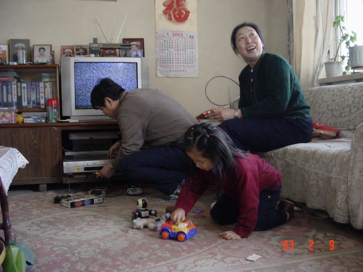 界面稿 GPT Image 2 提示词：Nostalgic 2003 Family Apartment Photo