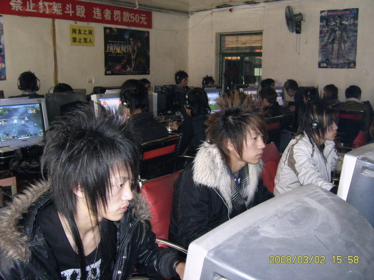 创意灵感 GPT Image 2 提示词：Nostalgic 2008 Internet Cafe Photo