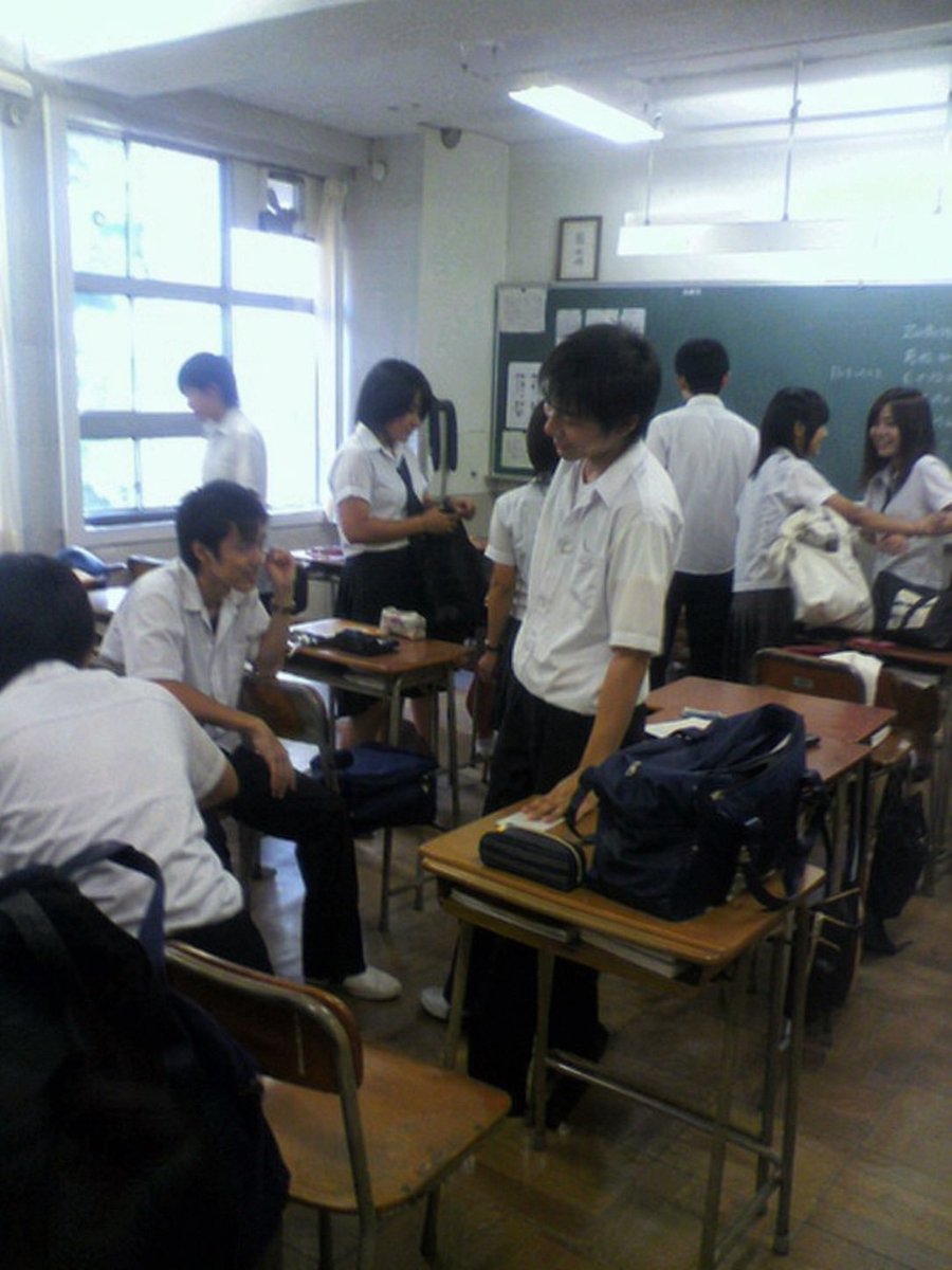 教育图解 GPT Image 2 提示词：Nostalgic 2010s School Photo