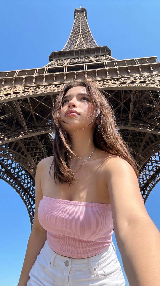 产品视觉 GPT Image 2 提示词：Paris Eiffel Tower Vacation Selfie