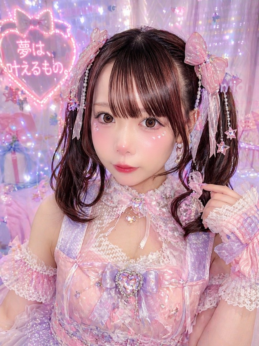 产品视觉 GPT Image 2 提示词：Pastel Idol Portrait with Neon Heart
