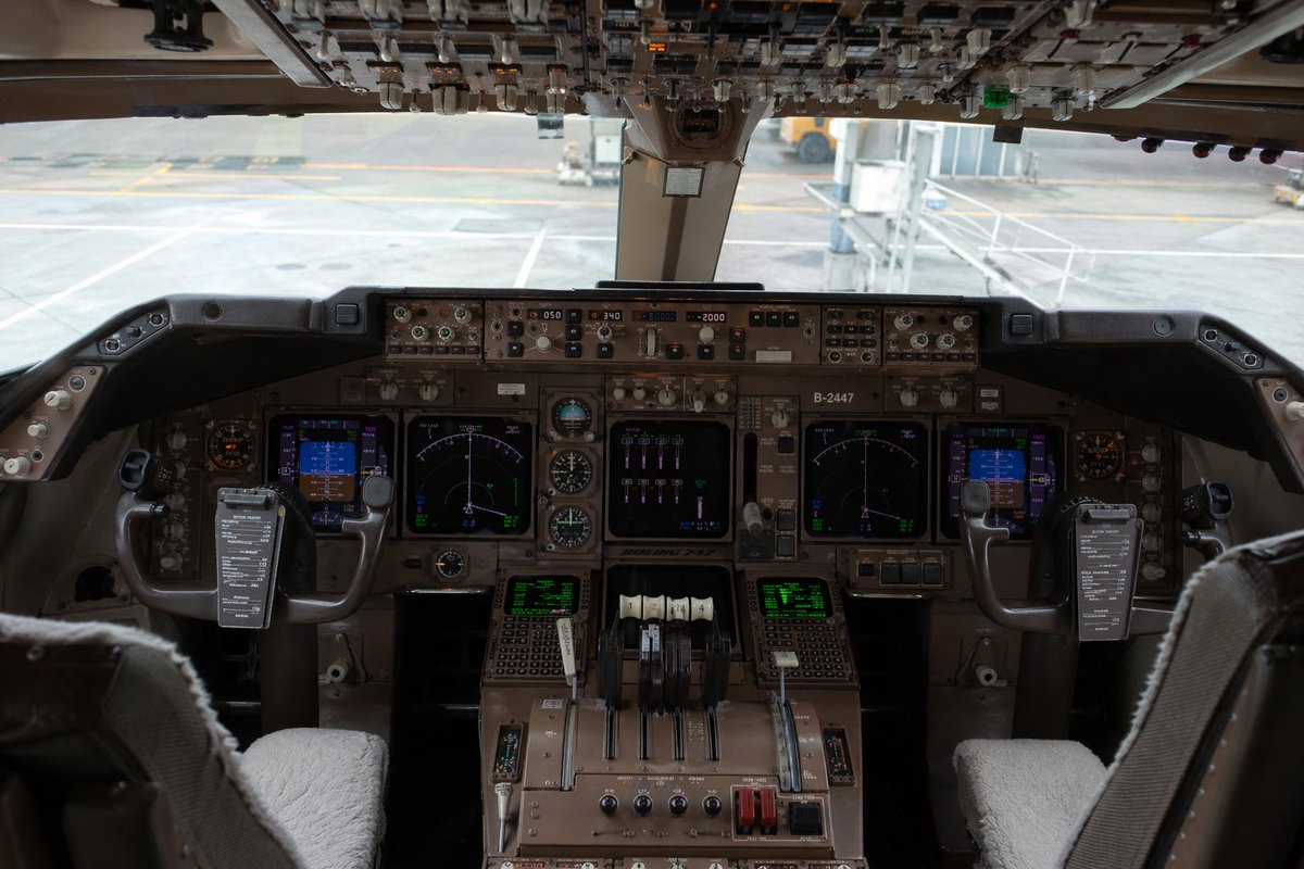 产品视觉 GPT Image 2 提示词：Photorealistic Boeing 747 Cockpit