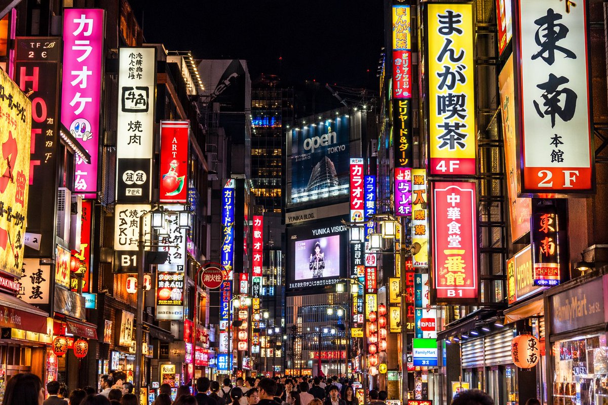 故事绘本 GPT Image 2 提示词：Photorealistic Neon Tokyo Street Scene