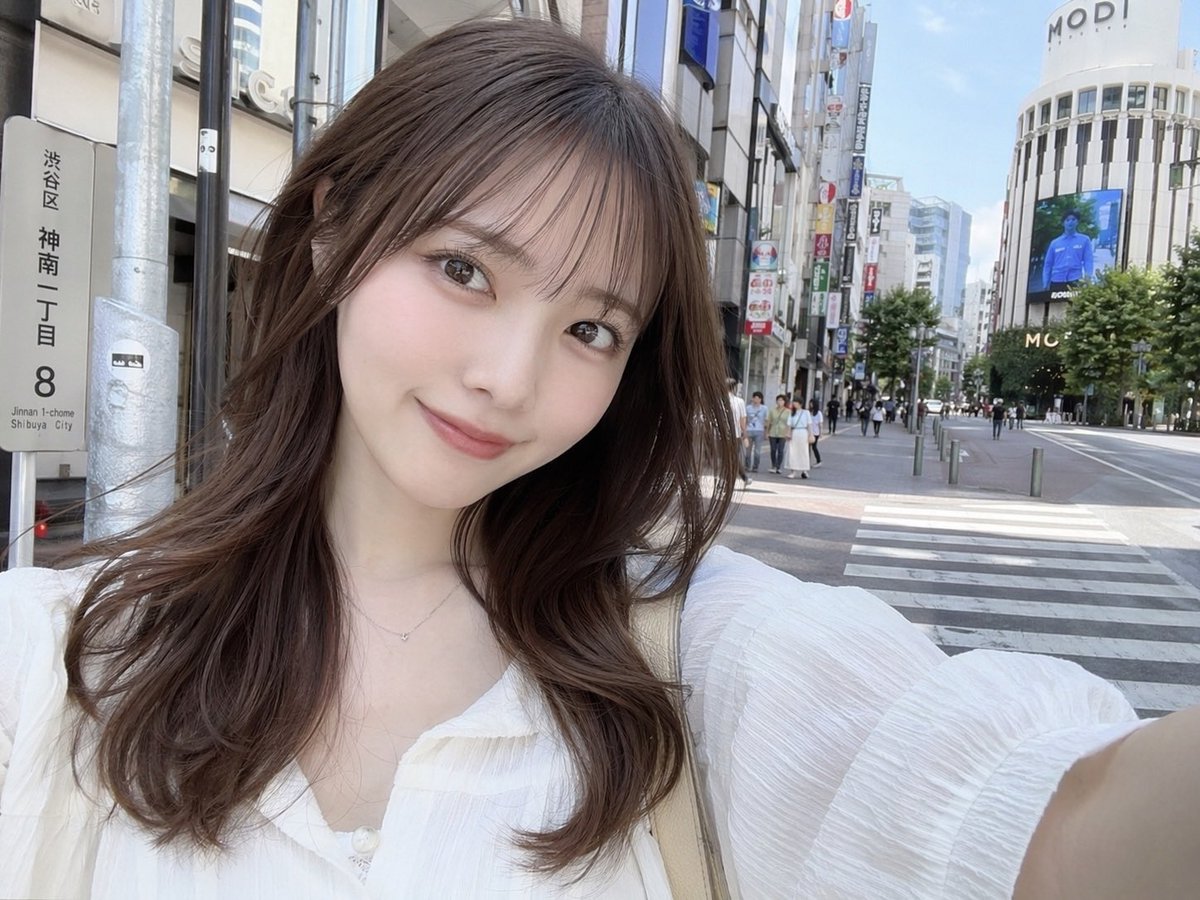 界面稿 GPT Image 2 提示词：Photorealistic Shibuya Street Selfie
