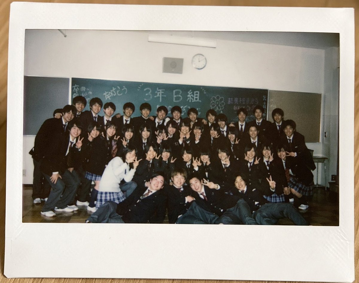角色设定 GPT Image 2 提示词：Polaroid of Japanese Class Graduation Photo