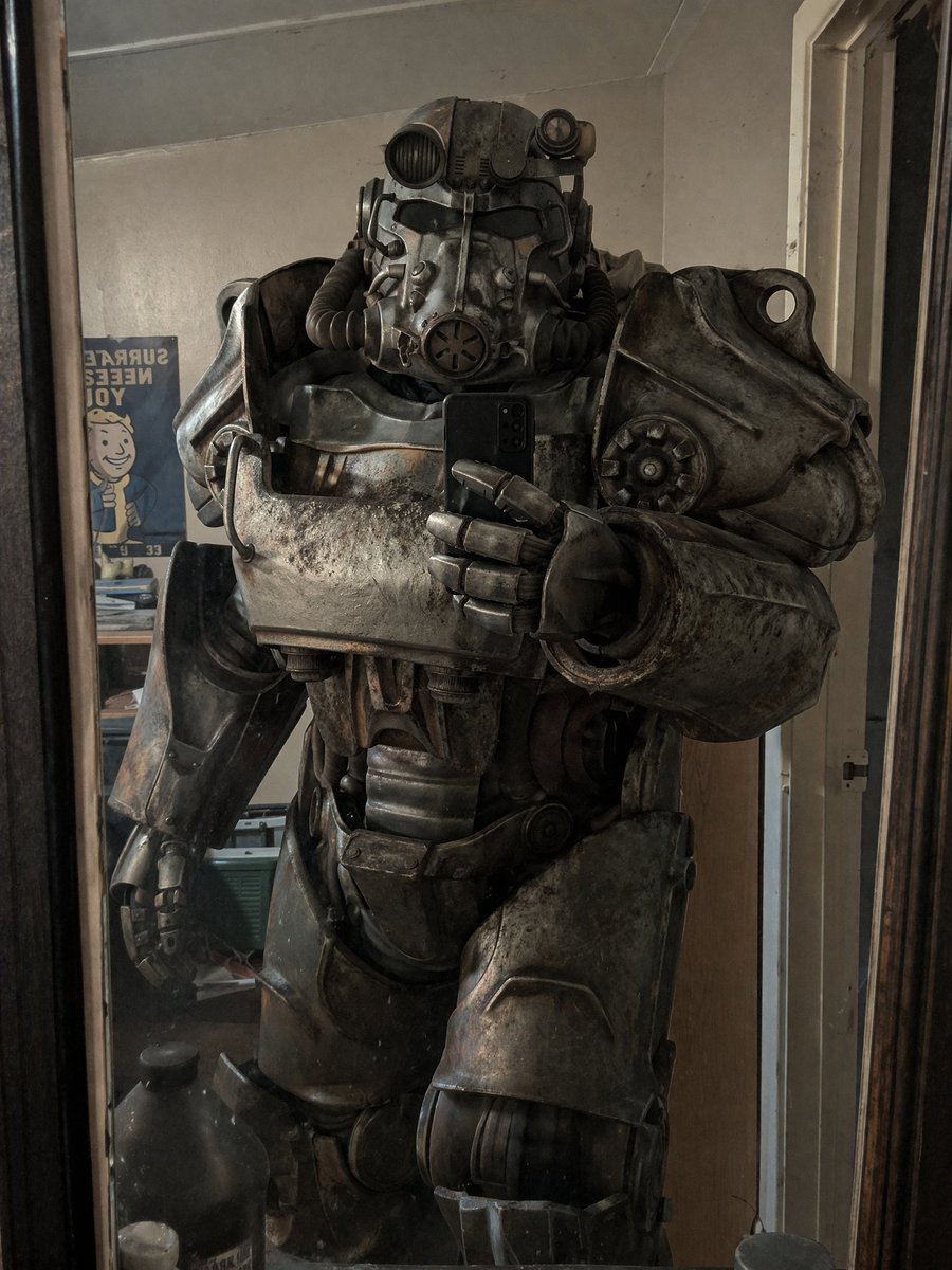 产品视觉 GPT Image 2 提示词：Power Armor Mirror Selfie