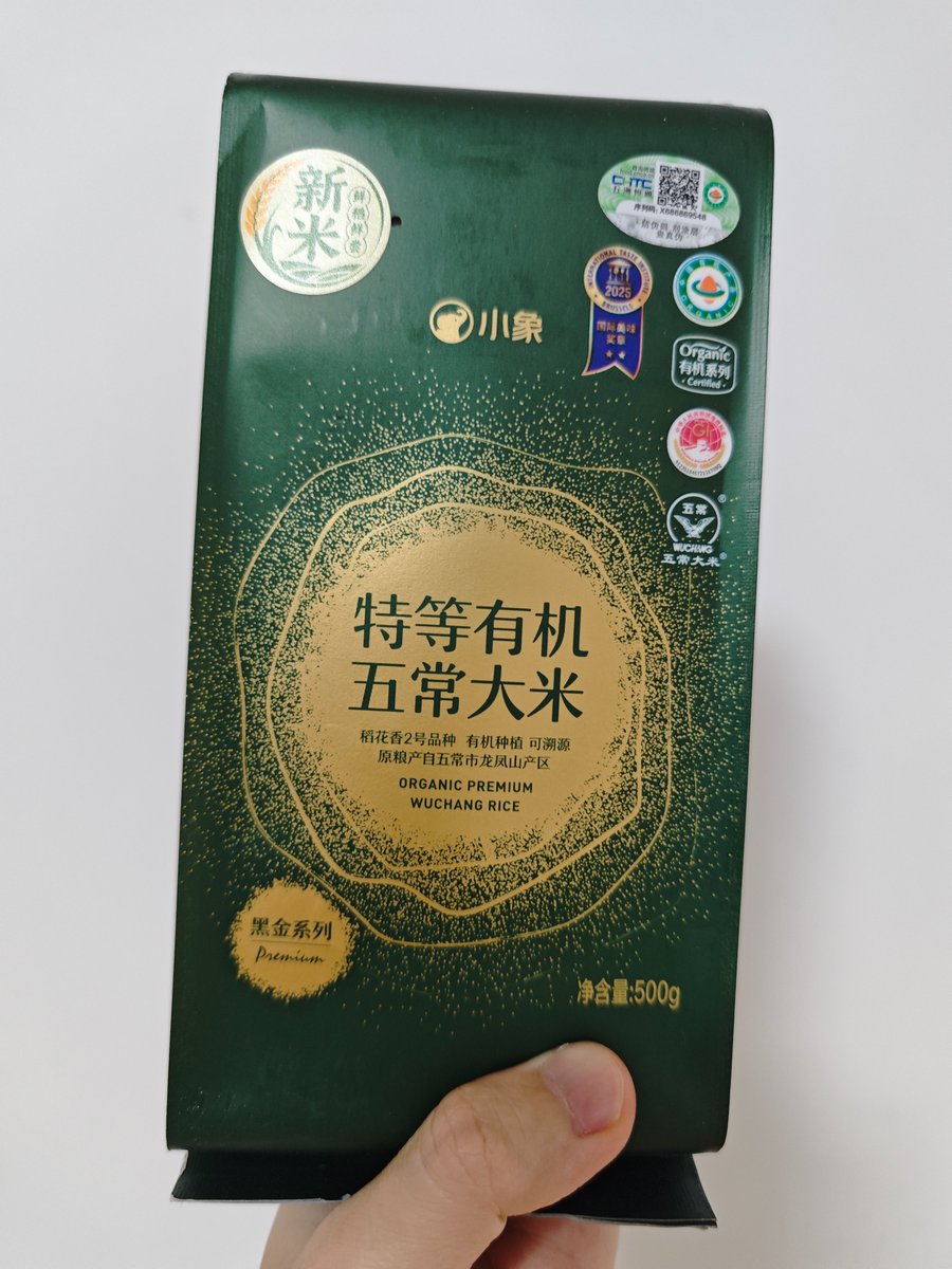 产品视觉 GPT Image 2 提示词：Product-Inspired Fashion Design