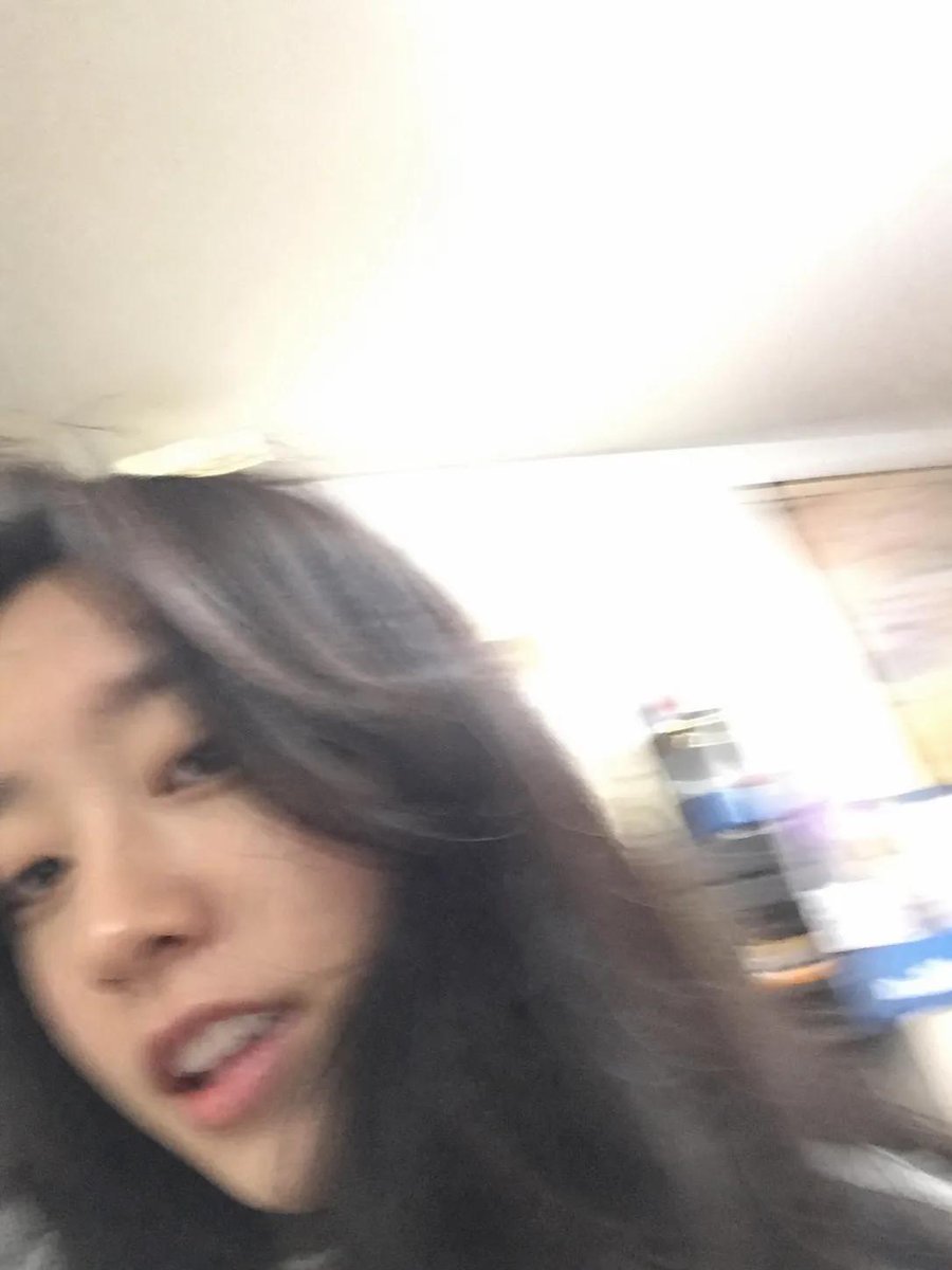 产品设计 GPT Image 2 提示词：Accidental iPhone Snapshot Aesthetic