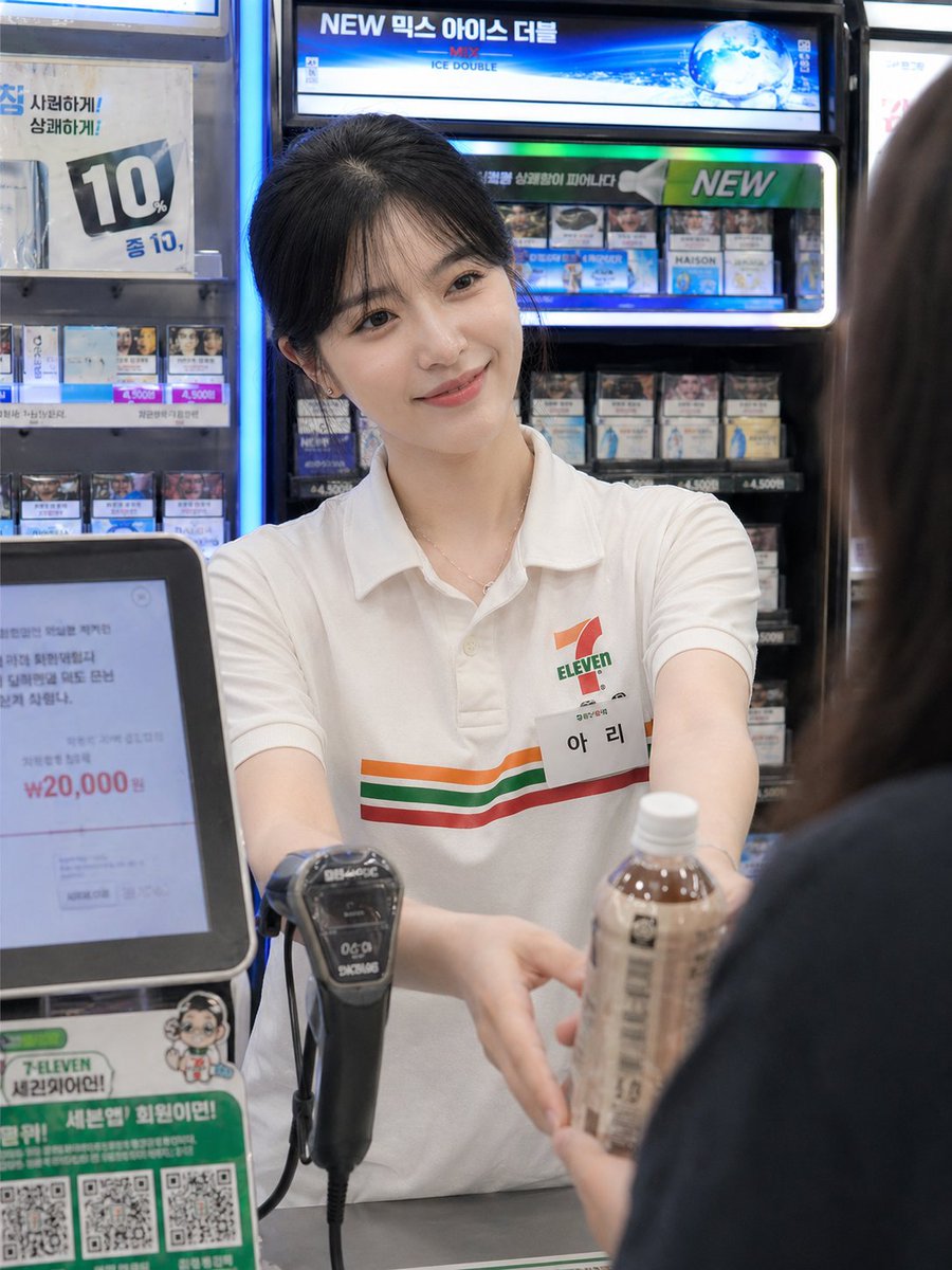 内容创作 GPT Image 2 提示词：Candid Convenience Store Checkout