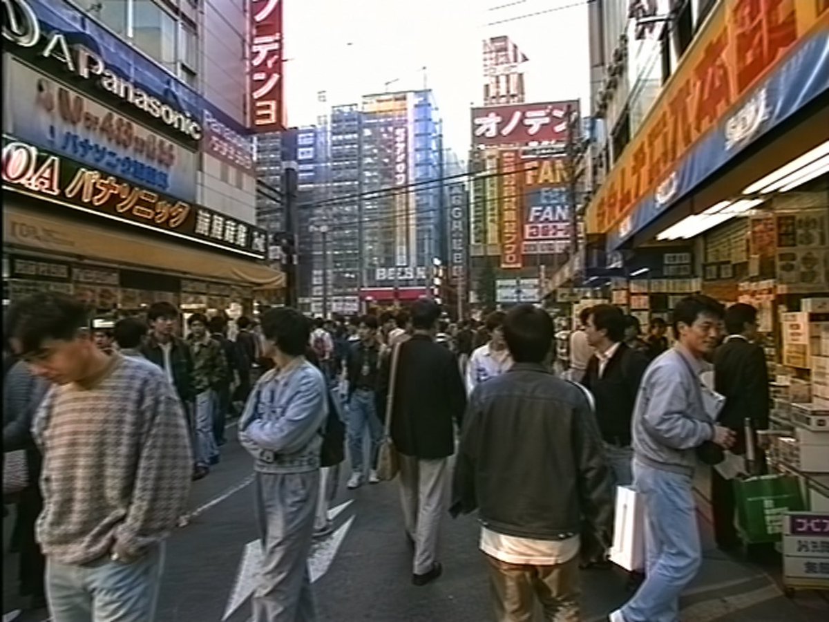 人像修图 GPT Image 2 提示词：20 世纪 90 年代秋叶原街景照片