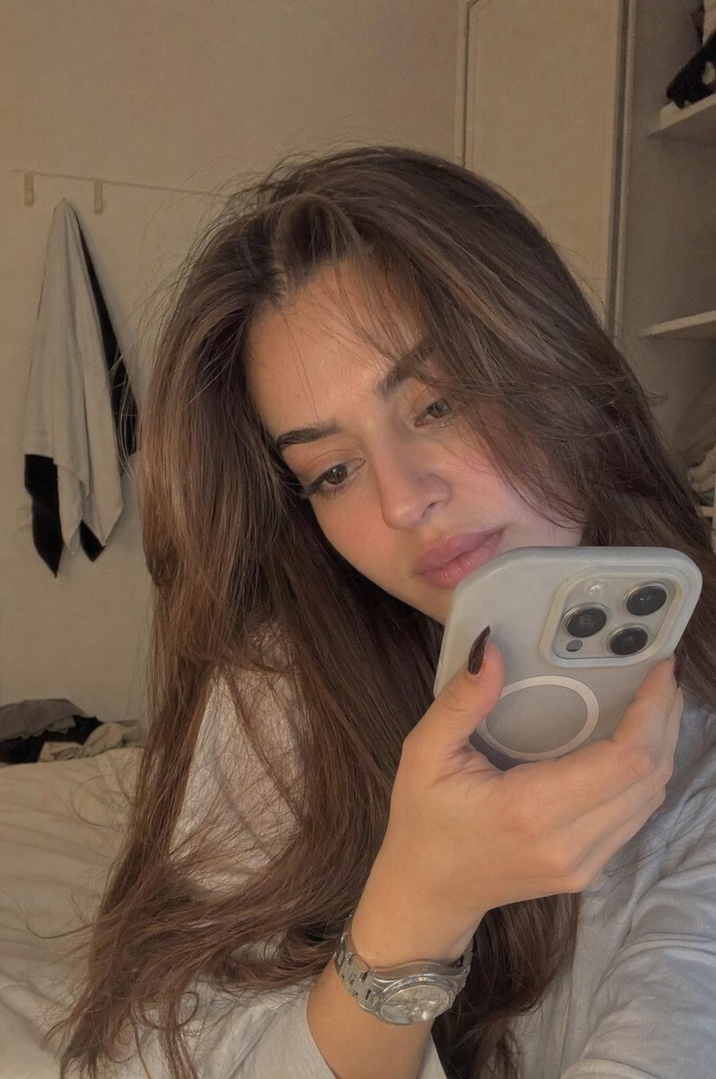 故事绘本 GPT Image 2 提示词：Realistic Bedroom Phone Recording Style