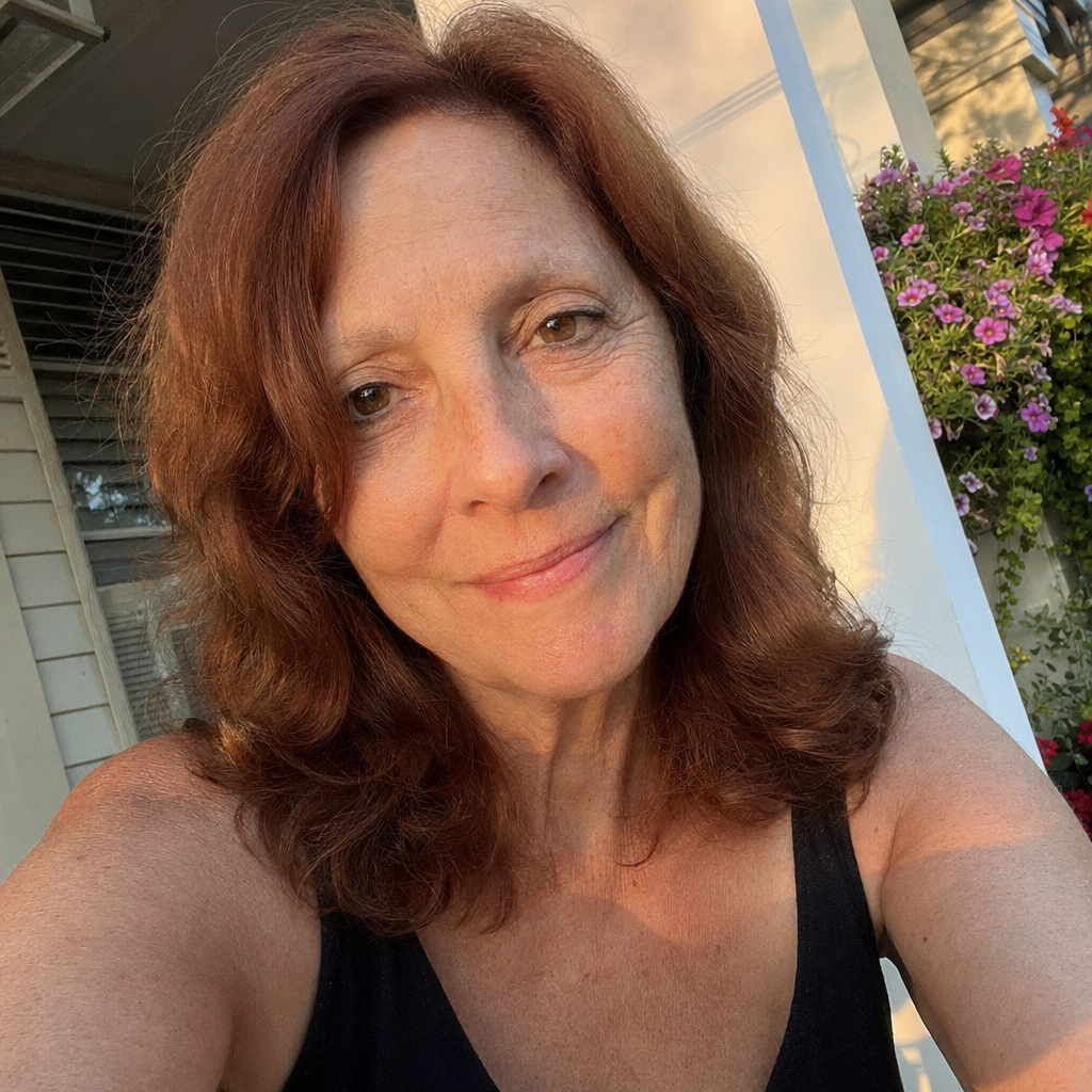 界面稿 GPT Image 2 提示词：Realistic Golden Hour Porch Selfie