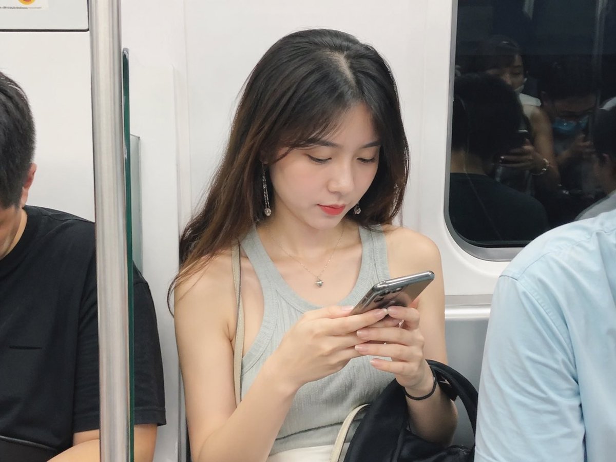 创意灵感 GPT Image 2 提示词：Realistic Subway Snapshot