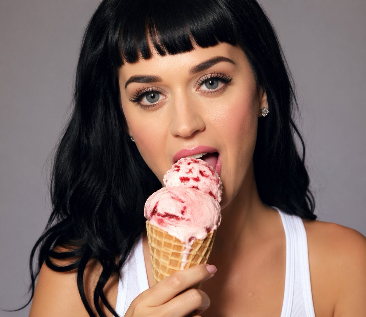 角色设定 GPT Image 2 提示词：Studio Portrait With Strawberry Ice Cream