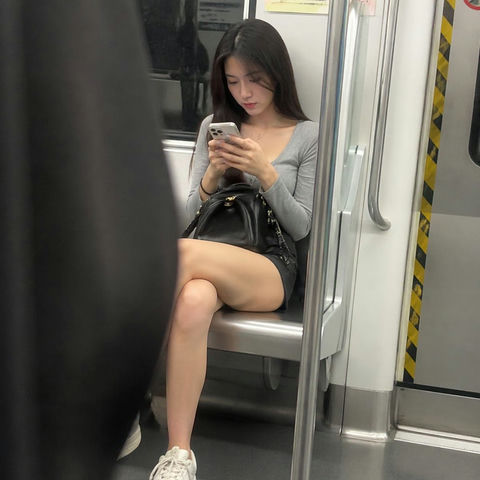 角色设定 GPT Image 2 提示词：地铁车厢里看手机的美丽女人