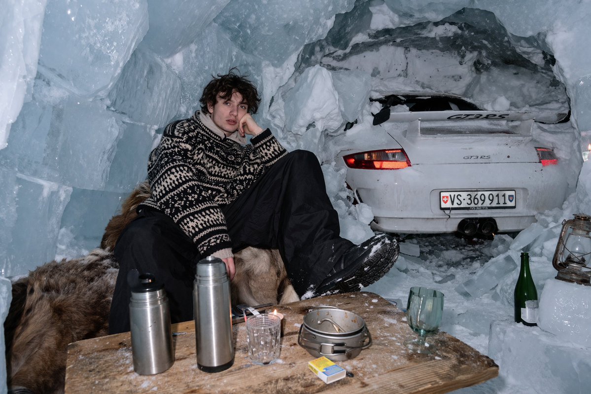 产品视觉 GPT Image 2 提示词：Surreal Ice Cave Flash Photography