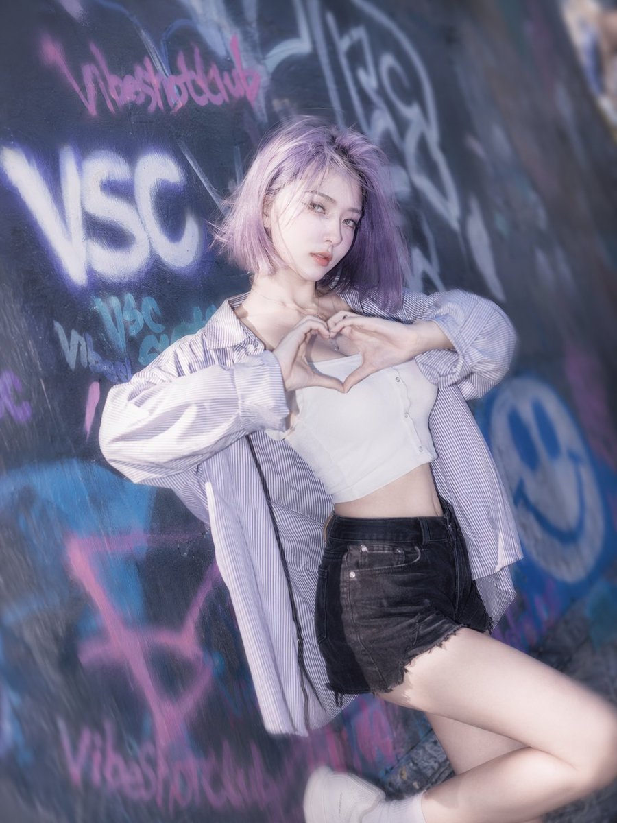 角色设定 GPT Image 2 提示词：Urban Streetwear Portrait with Graffiti