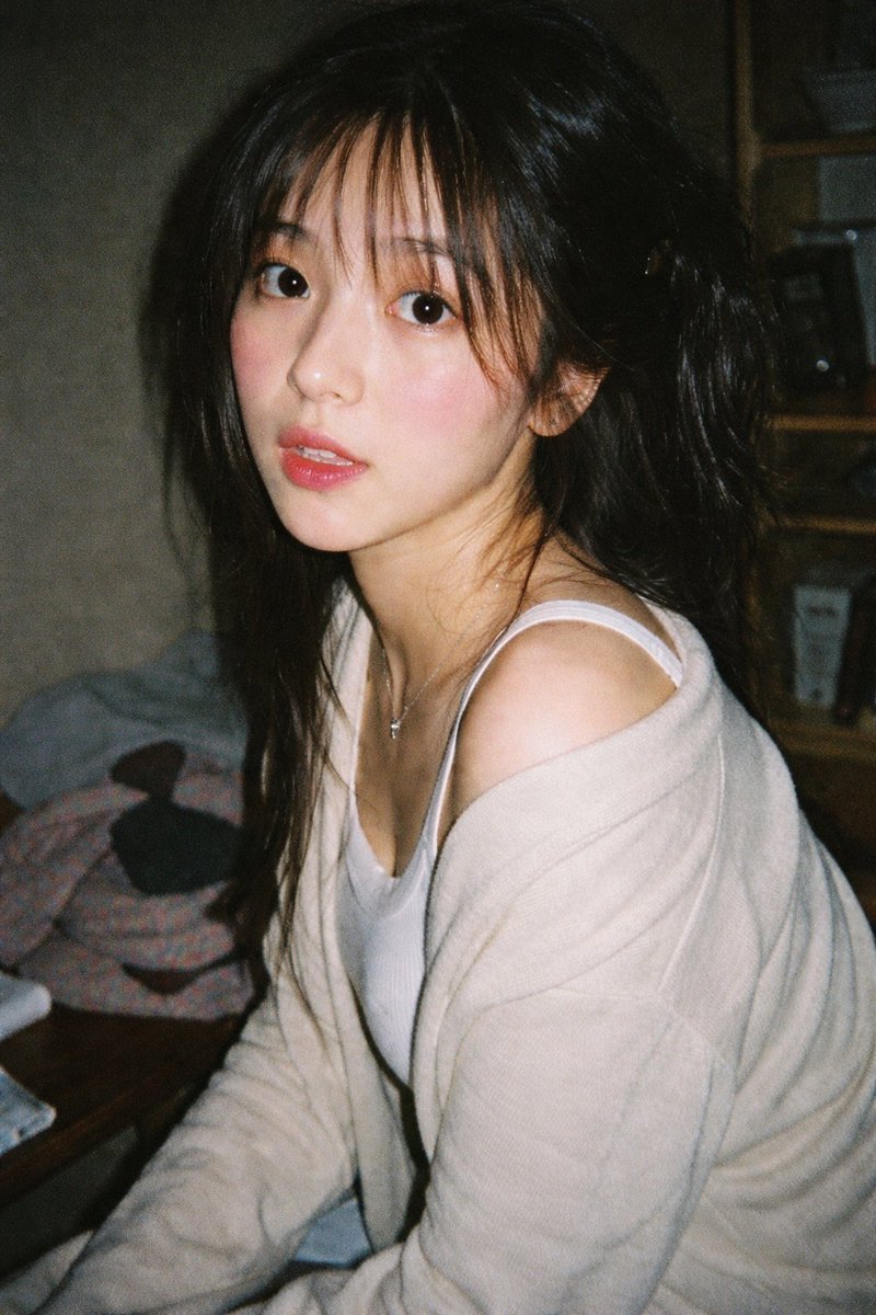 角色设定 GPT Image 2 提示词：Vintage 35mm Flash Portrait