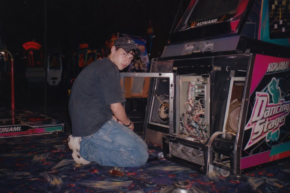 产品视觉 GPT Image 2 提示词：Vintage Arcade Repair Flash Photography