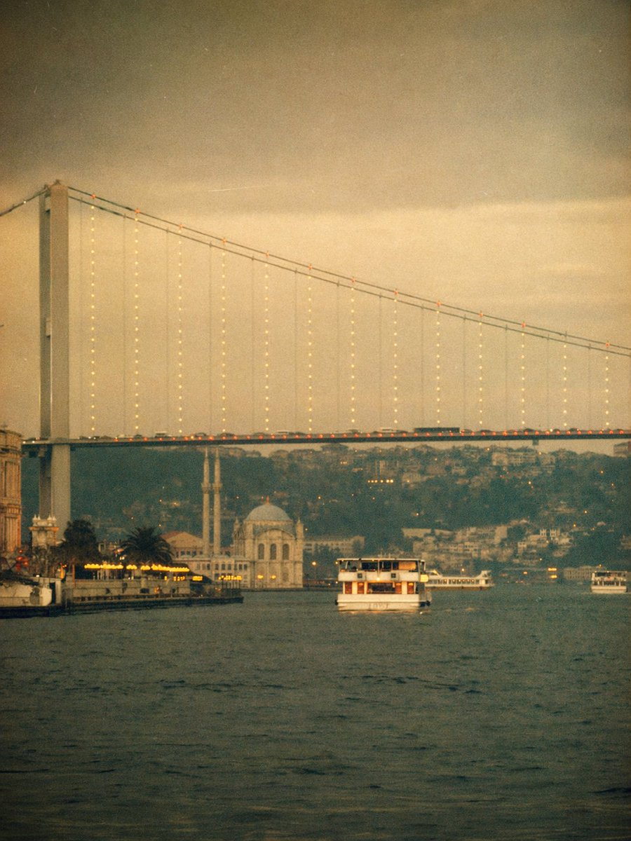 界面稿 GPT Image 2 提示词：Vintage Bosphorus Bridge Ferry Scene