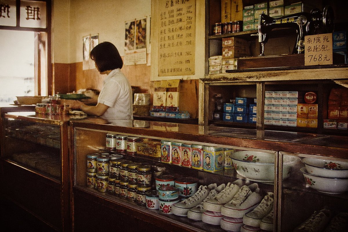 产品视觉 GPT Image 2 提示词：Vintage Chinese General Store Interior