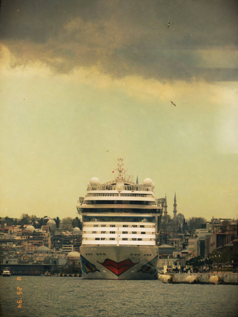 界面稿 GPT Image 2 提示词：Vintage Cruise Ship in Istanbul