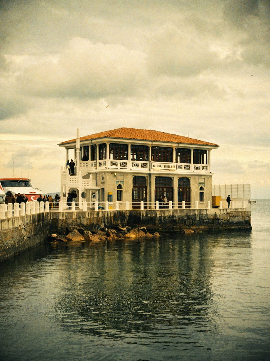 界面稿 GPT Image 2 提示词：Vintage Moda Pier in Istanbul