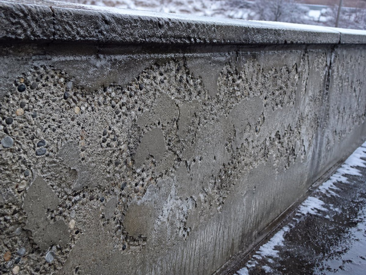产品视觉 GPT Image 2 提示词：Winter Concrete Salt Damage Close-Up