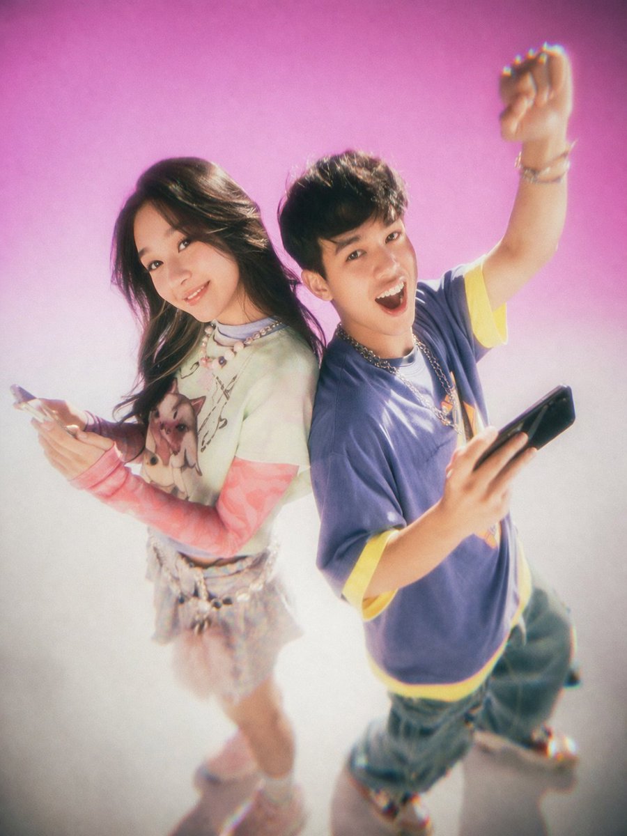 角色设定 GPT Image 2 提示词：Y2K Teen Magazine Studio Portrait