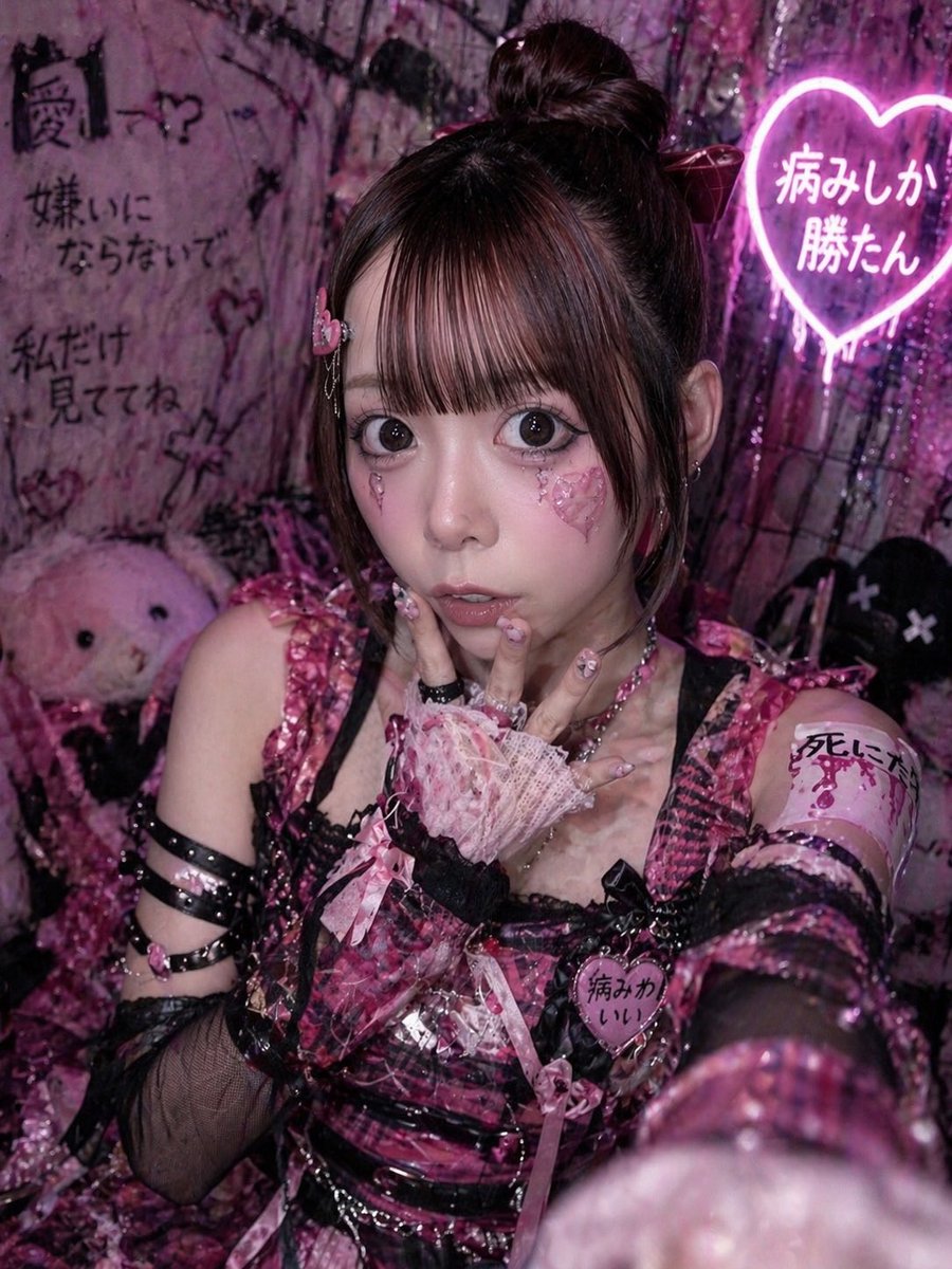 产品视觉 GPT Image 2 提示词：Yami Kawaii Idol Selfie